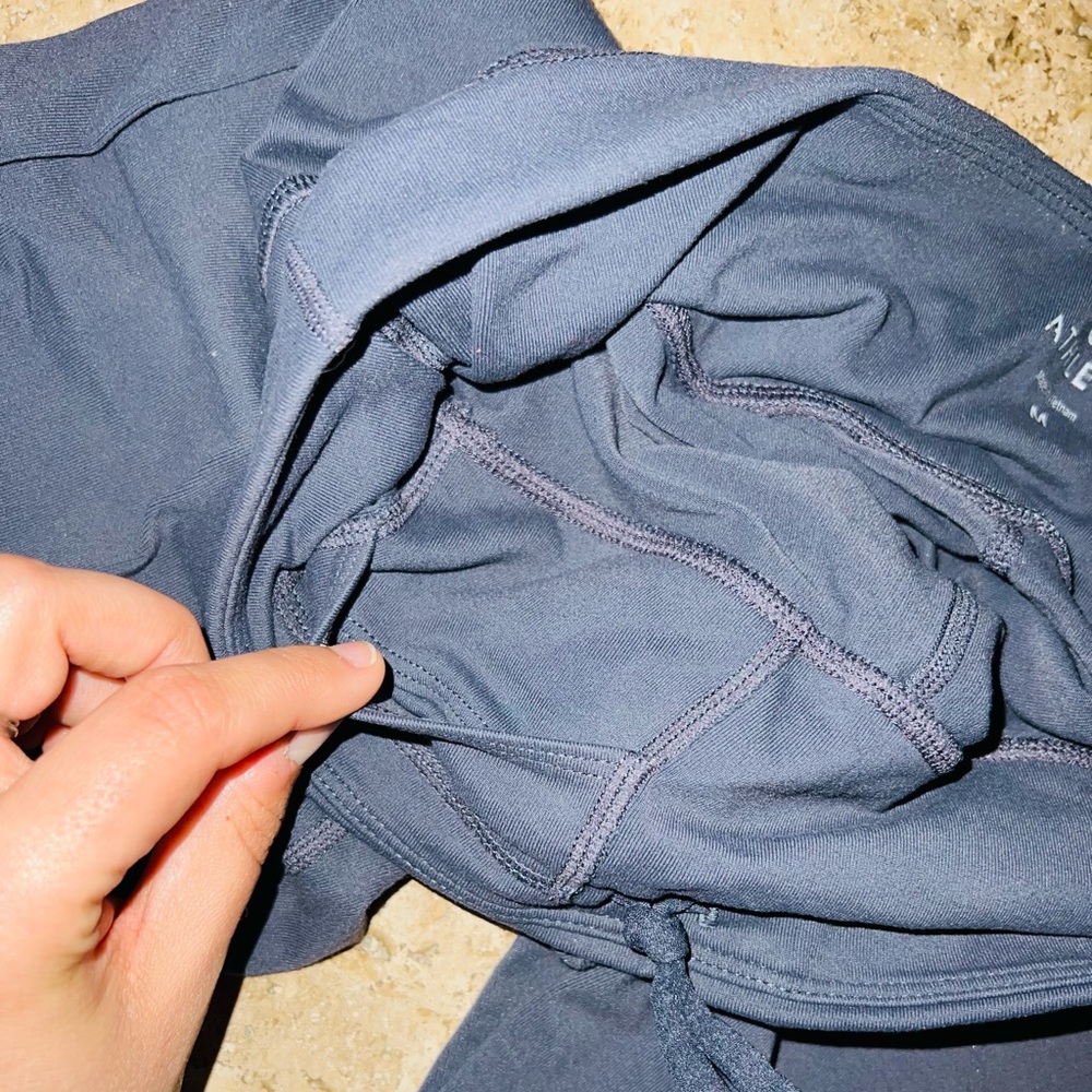 💥💥5/$25💥💥 Athleta Gray Scrunch Leggings with Reflective Accents- Size M - Picture 6 of 8